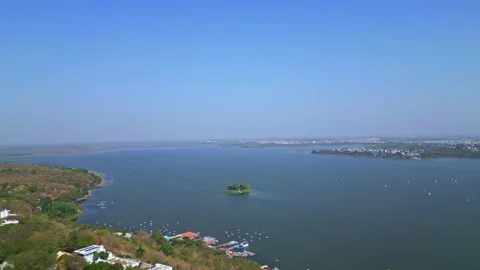 Drone Rising Above Upper Lake Bhojtal in Bhopal Madhya Pradesh Vidéo 336810549