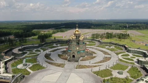 Drone rising and pulling back from cathedral complex Vidéo 321615475