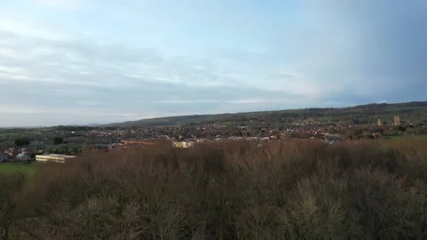 Drone Rising Behind Trees. Wells, Somerset. Mendip Hills Vídeo Stock 171271892