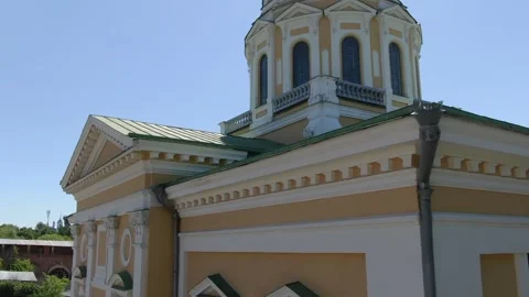 Drone rising in circular motion above Zaraysk monastery 動画素材 333358954