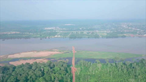 Drone rising with forest foreground and Sangha River, Ouesso, Congo Vídeos de archivo 331999820