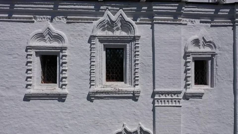 Drone rising in front of Old Believers church in Kolomna Vidéo 327483348