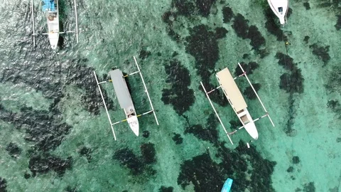 Drone rising (looking down) over Mushroom Bay Beach boats, Nusa Lembongan Video stock 121143171