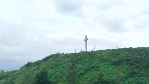 Drone rising to reveal large cross on Tenglo island Stockbeeldmateriaal 340994854