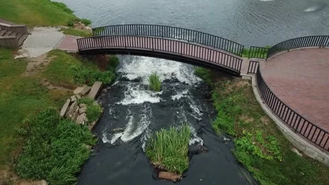 Drone rising into vertical view over river Vidéo 324635312