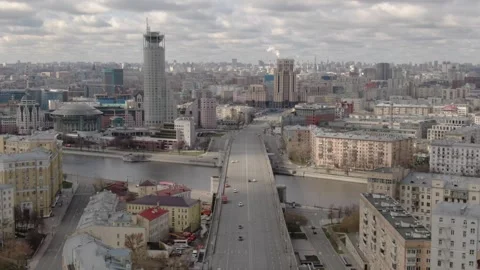 Drone rising vertically over river crossing and cityscape Stock Footage 324677454