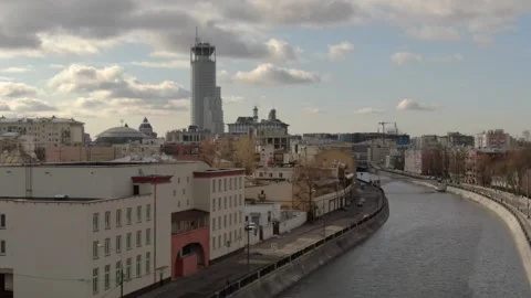 Drone rising view along river toward modern tower Vidéo 322802620
