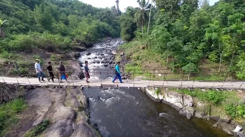 DRONE RIVER CROSSING 스톡 동영상 75335098