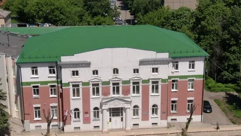 Drone rotating around building with green roof Stock-Footage 333959625
