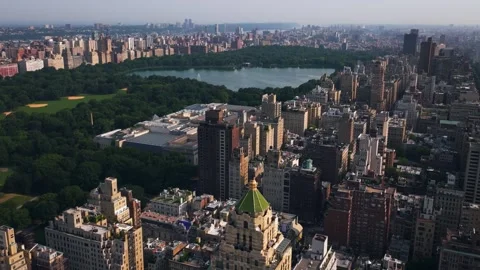 Drone rotating over the Lennox hill district and the Central park, sunset in NYC Vídeo Stock 319978681