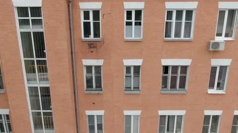 Drone rotating upward in front of building Vidéo 327846741