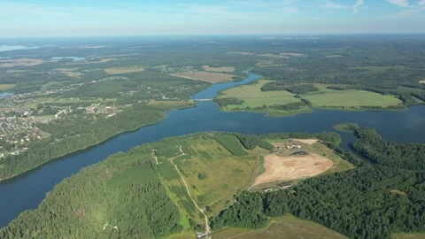 Drone rotating view of river forest and town Vidéo 320121025