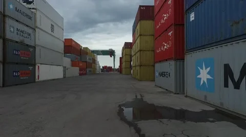 Drone Scene in between containers flying low on an import export harbour. Vídeo Stock 60051561