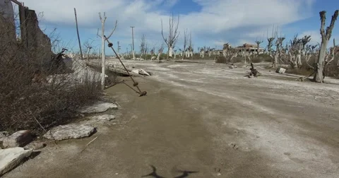 Drone Scene on destroyed city. Camera flying slow close to the floor. Vidéo 56039304