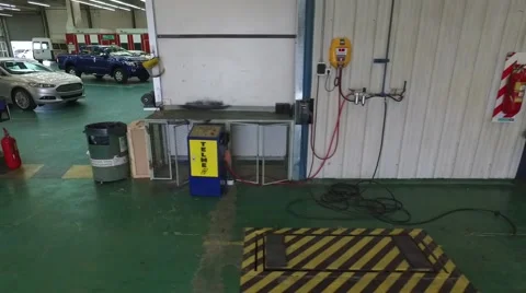 Drone scene flying inside a car mechanical workshop. Vídeo Stock 59800568