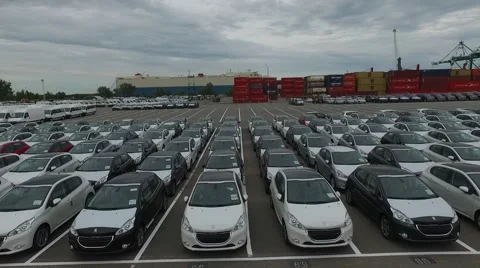 Drone scene in an import export car parking, camera moving laterally and in circ Vídeo Stock 59996079