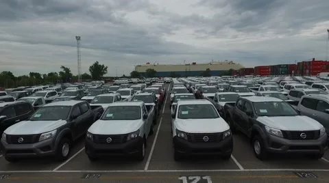 Drone scene in an import export car parking, camera moving laterally and in circ Vídeo Stock 59996572