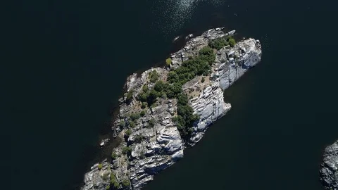 Drone, scene, rock, island, trees, water, lake, Pulmari, sun, reflected 스톡 동영상 89783272