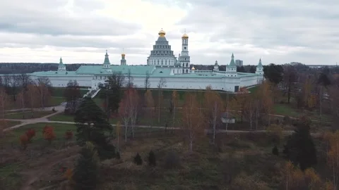 Drone shooting, flying over the forest towards the monastery with a large temple Vidéo 141544030