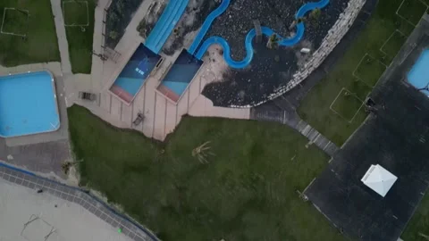 Drone shoots from top to bottom over the aquapark Video stock 241674102