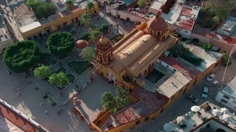 Drone shot above colonial Saint Sebastian Temple in Bernal with domes, central 库存影片 334444757