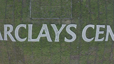 Drone shot ascending directly over top of Barclay's Center in the late afternoon 库存影片 248636414