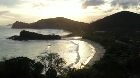 Drone Shot Of A Beach Getting Hid Behind The Trees During The Sunset Vidéo 141130657