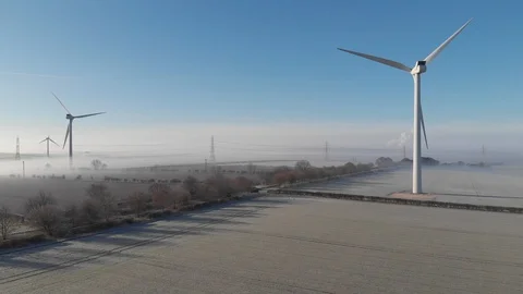 Drone shot between two wind turbines 库存影片 104919906