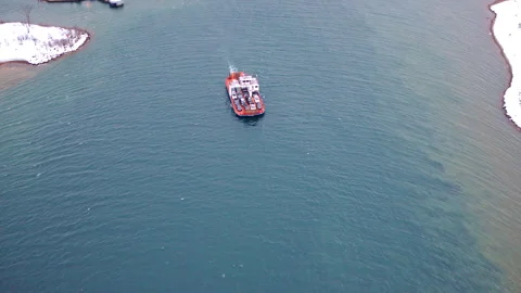 Drone shot of a busy ferry transporting traffic between Sugar Island and the Stockbeeldmateriaal 335298466