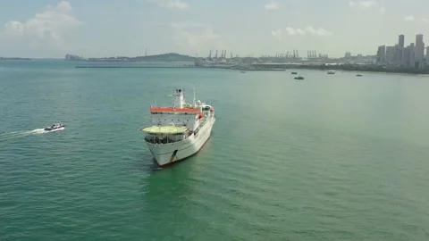 Drone shot of cable laying ship, Singapore Vídeos de archivo 157572133