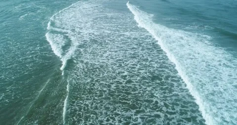 Drone shot of calm sea surface with white foam lines The Concept of peacefu.. 库存影片 336269558