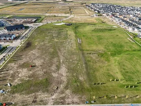 Drone shot captures new development zone bordering suburban homes Stock-Fotos