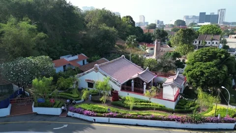 Drone shot capturing the architecture of Poh San Teng Temple from above. 스톡 동영상 318263909