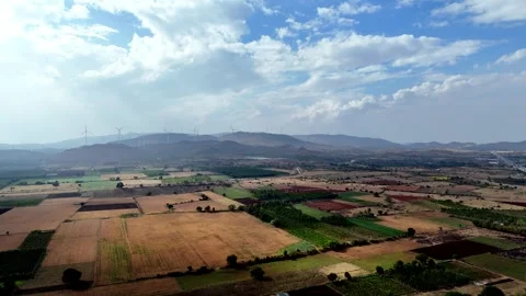Drone shot capturing patchwork agricultural fields spread across open plains Stock-Footage 335886564