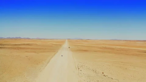 Drone Shot of Car driving through desert in Namibia Vidéo 170358502