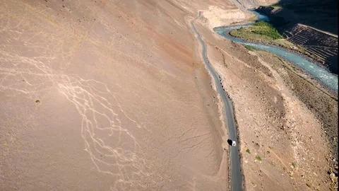Drone shot of a car through a high-altitude mountain desert Spiti valley 스톡 동영상 333059358