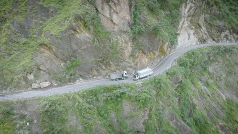 Drone shot of Cargo Trucks Passing on Dangerous Narrow Himalayan Cliff Road 스톡 동영상 333069040