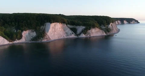 Drone shot of chalk cliffs on Ruegen Island, Germany Vidéo 169934515