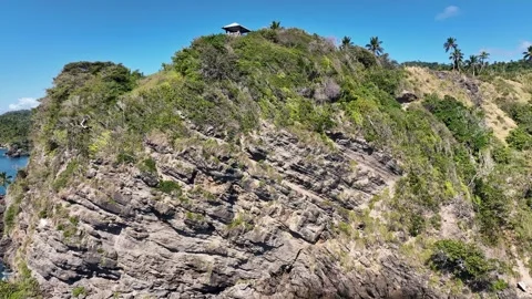Drone shot climbing the cliffs that border the coast that connects them to Vidéo 268027281