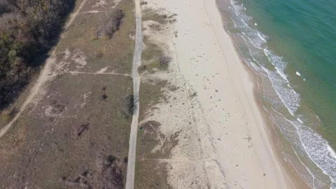 Drone shot of coastline beach with emerald water and waves Vídeo Stock 331506057