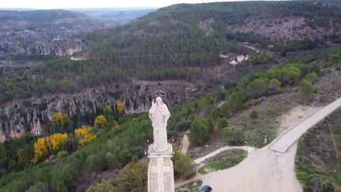Drone shot of cuenca city, view of autumn forest, houses located above the cliff Vídeos de archivo 290088955