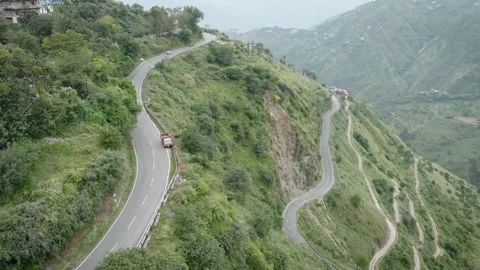 Drone Shot of Dangerous Multi-Tiered Road in Green Himalayan Valley Stockbeeldmateriaal 333069358