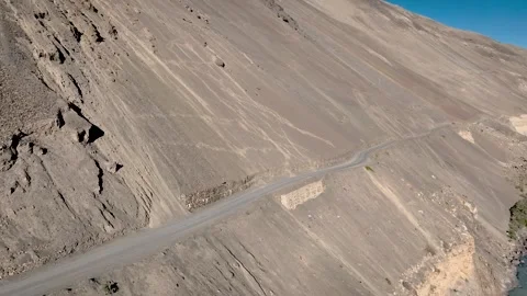 Drone shot of a Dangerous road through a vast, high-altitude mountain desert. Stockbeeldmateriaal 333066426