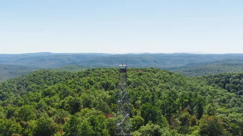 Drone Shot Of Devils Knob Lookout Tower, Ozark National Forest In Arkansas Stockbeeldmateriaal 328071529