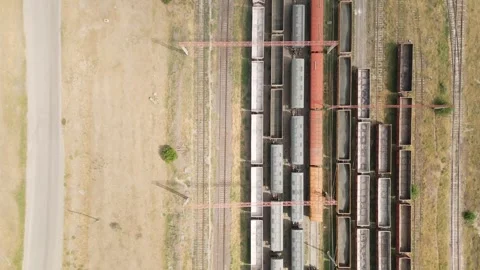 Drone shot directly above freight train yard showing cargo wagons on parall.. Vídeos de archivo 312444662