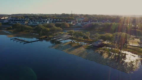 Drone shot of the docks and shoreline along Lake Minneola in Clermont, Florida 스톡 동영상 344997699