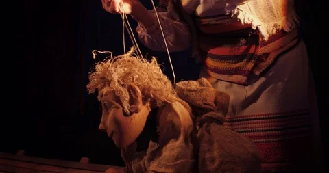 Drone shot: Doll and puppet master at the theater. Vídeos de archivo 94293848