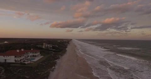 Drone shot Dolly Out Centered of ocean and houses Stock-Footage 133544225
