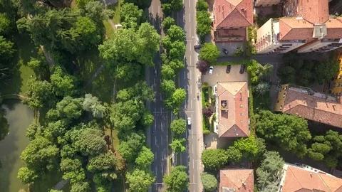 Drone shot (down) looking on the road. City Bologna, Italy. On 1 side a park, Vidéo 93256987