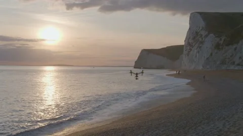 Drone shot of drone flying steadily along jurassic coast beach Video stock 132875655